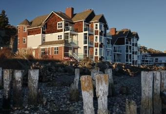 Tides Inn & Suites has rooms with a private hot tub