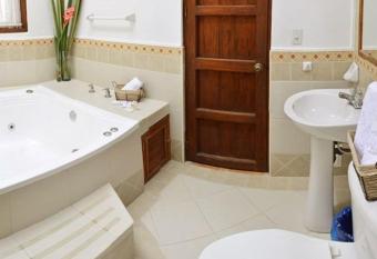 Hotel Boutique La Espa  ola has rooms with a private hot tub