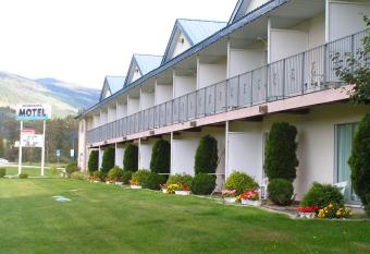 Monashee Motel has Balcony rooms