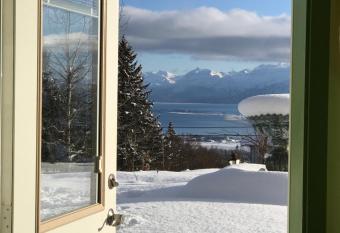 Halcyon Heights B&B/Inn allows 18 year olds to book a room