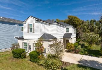 Ocean Palms, Sleeps 8, 4 Bedroom, Walk to the Beach has Balcony rooms