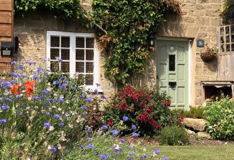 Cottage en-suite room with private lounge allows 18 year olds to book a room