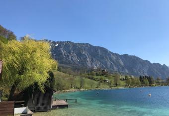 FeWo Atterseeperle - 80m2 mit See- und Gebirgsblick has rooms with a private hot tub