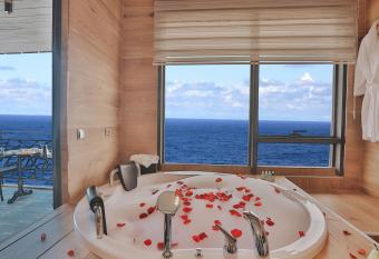 Peerless Villas Hotel has rooms with a private hot tub