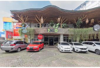 Super OYO Collection O 1452 Hotel Utari allows 18 year olds to book a room