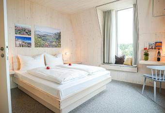 Hotel Bergamo allows 18 year olds to book a room