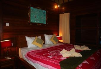 Svaha Nusa Guest House has rooms with a private hot tub