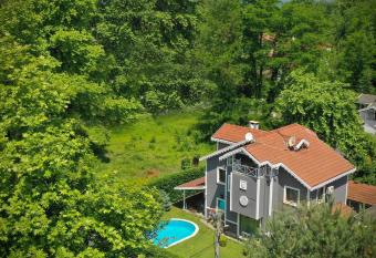 Villa Sarayli has Balcony rooms