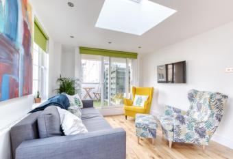 Central Bright 3 Bed Flat with Pool & Parking has Balcony rooms