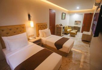 Kuta Majesty Hotel has rooms with a private hot tub