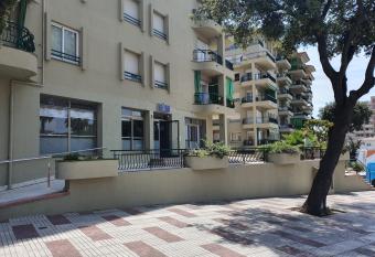 Faro SOLO para MUJERES allows 18 year olds to book a room