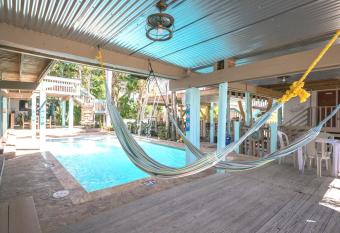 La Jamaca allows 18 year olds to book a room