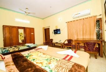 OYO Poonam Guest House allows 18 year olds to book a room