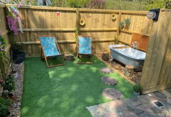 Cosy dog friendly lodge with an outdoor bath on the Isle of Wight allows 18 year olds to book a room