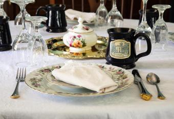 Rosemont Inn has rooms with a private hot tub