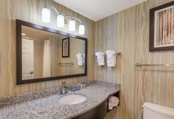 La Quinta Inn & Suites by Wyndham Tulsa Midtown has rooms with a private hot tub