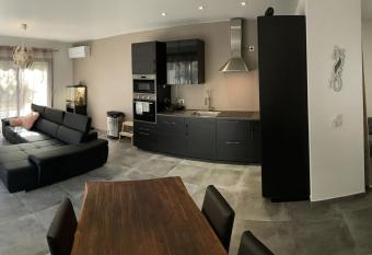 La maison de M  lissa has Balcony rooms