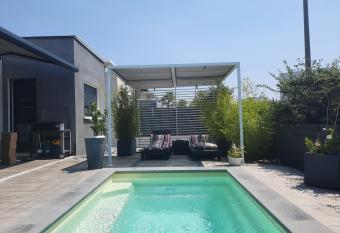 CHAMBRE COSY allows 18 year olds to book a room