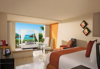 Sunscape Akumal Beach Resort & Spa has rooms with a private hot tub