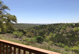 Walnut Canyon Cabins has rooms with a private hot tub
