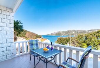 Apartments Tri   ala has Balcony rooms