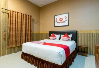 OYO 741 Hotel Labuhan Raya allows 18 year olds to book a room