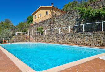 Agriturismo La Corte has Balcony rooms