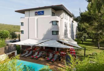 H  tel de l Arbois allows 18 year olds to book a room