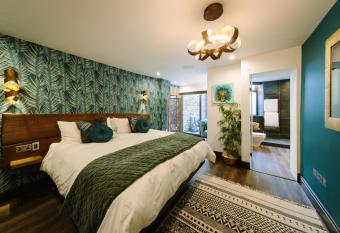 Absoluxe Suites allows 18 year olds to book a room