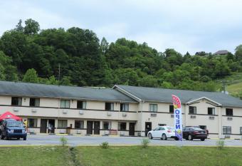 American Elite Inn allows 18 year olds to book a room