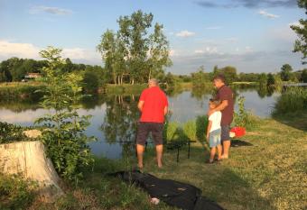 G  te Martin p  cheur au coeur de la nature has rooms with a private hot tub