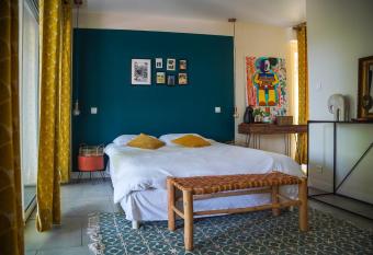 suite ind  pendante au calme avec piscine allows 18 year olds to book a room