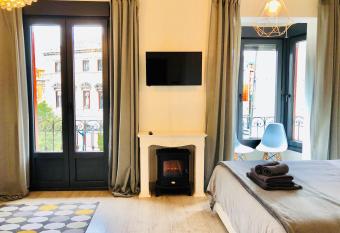 Espectacular suite con vistas a la r  a allows 18 year olds to book a room