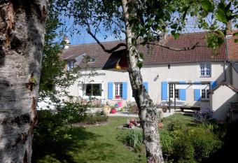 LES HIRONDELLES has Balcony rooms