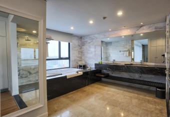 My Way Hotel & Residence Ha Noi has rooms with a private hot tub