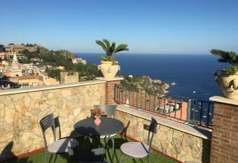Casa Bucalo has Balcony rooms