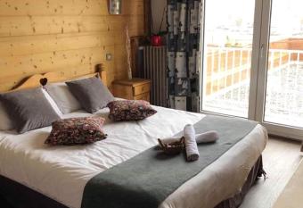 Le Ptit Hotel du Lac allows 18 year olds to book a room