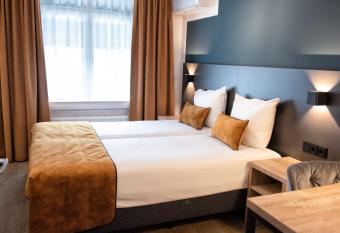 Hotel et le Cafe de Paris has Balcony rooms