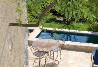 Les Orangers has Balcony rooms