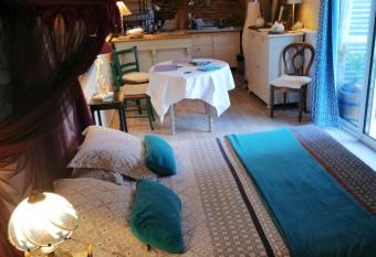 les 2 studios ind  pendants du clos de l Ange allows 18 year olds to book a room