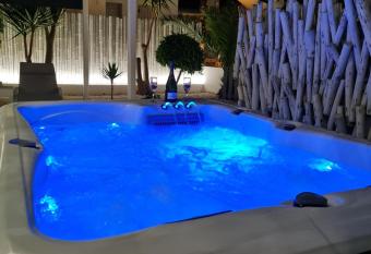 Zoumis Residence has rooms with a private hot tub