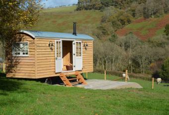 Snug Oak Hut with a view on a Welsh Hill Farm has Balcony rooms