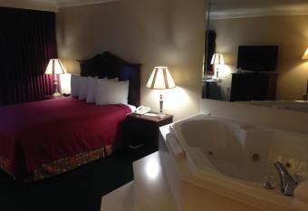 Osage Creek Lodge has rooms with a private hot tub