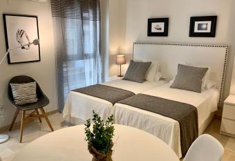 Apartamentos Rafael Loft allows 18 year olds to book a room