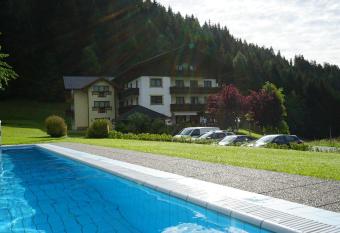 Hotel-Pension Birkenhof allows 18 year olds to book a room