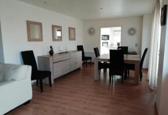 Le g  te du Moulin has rooms with a private hot tub