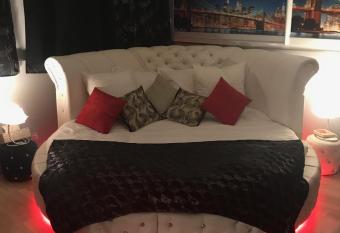 SUITE BROOKLYN JACUZZI allows 18 year olds to book a room