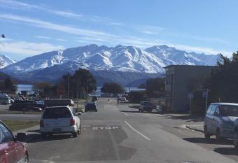 WanaHaka - Lake Wanaka & Town at your door allows 18 year olds to book a room