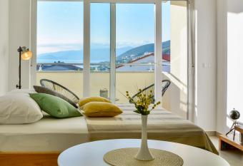 Studio Apartment Ferias has Balcony rooms