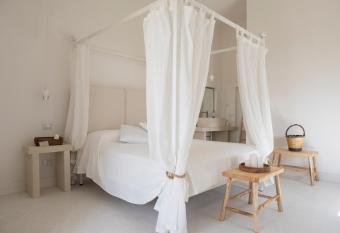 Masseria Rauccio has rooms with a private hot tub